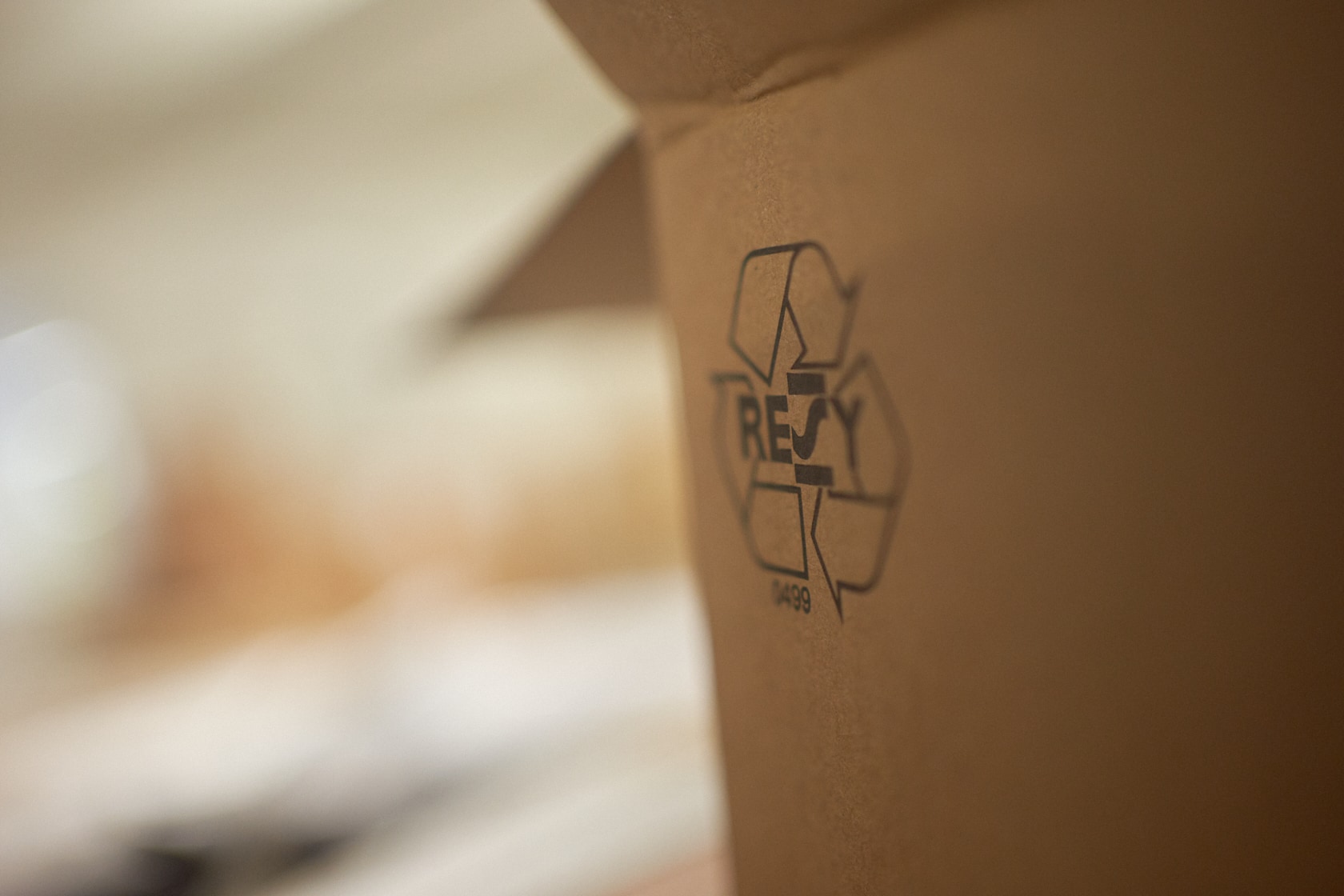 Nahaufnahme eines Kartons dem Logo der RESY Organisation für Wertstoffentsorgung GmbH